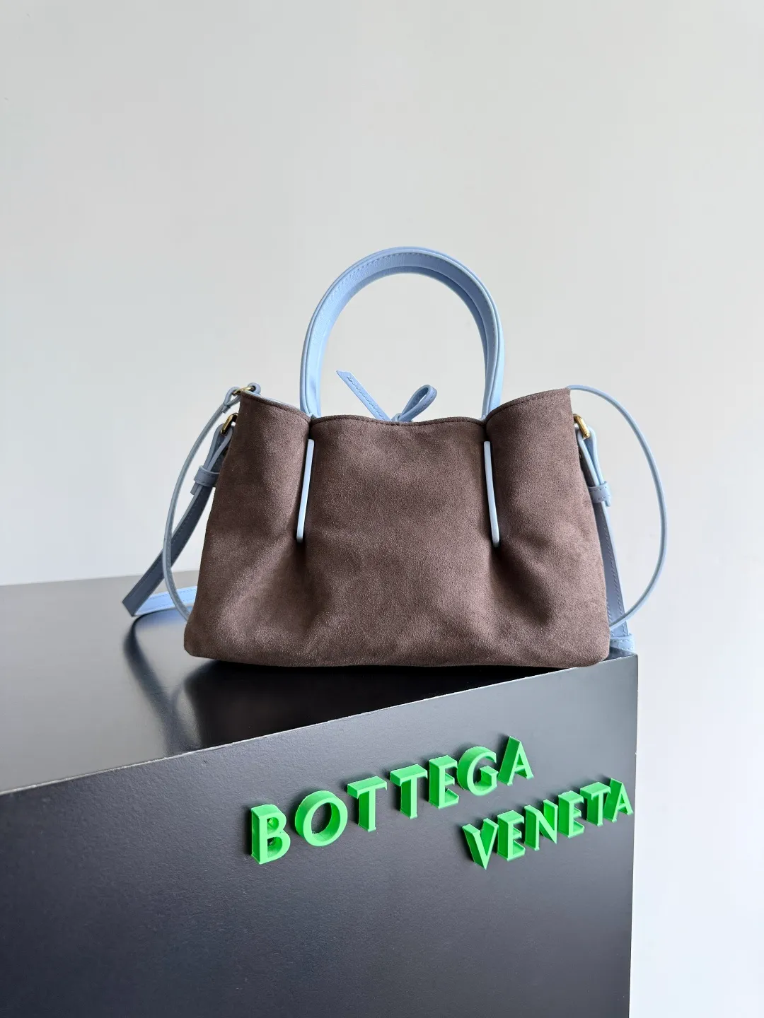 Batch 1660 BOTTEGA VENETA 2025 new product pinacoteca has super soft leather, and the weaving function, practicality and relaxed fashion sense have not fallen behind❤️‍🔥Amway has given sisters a must-have bag when going out. The size of the bag also accurately meets the commuting needs of urban beauties. It can accommodate mobile phones, keys, lipstick, powder, sunscreen, shopping bags...all of it! ! ! 🔥The capacity should not be underestimated~ It does not choose people, clothes, or occasions. With its majestic curved outline, exquisite woven texture, delicate edges and rounded handles, this woven vegetable basket bag truly achieves the goal of "dressing up and being fashionable without getting in the way"~ Are you interested in Jimei? Style number: 819004 Size: 24*15*12cm